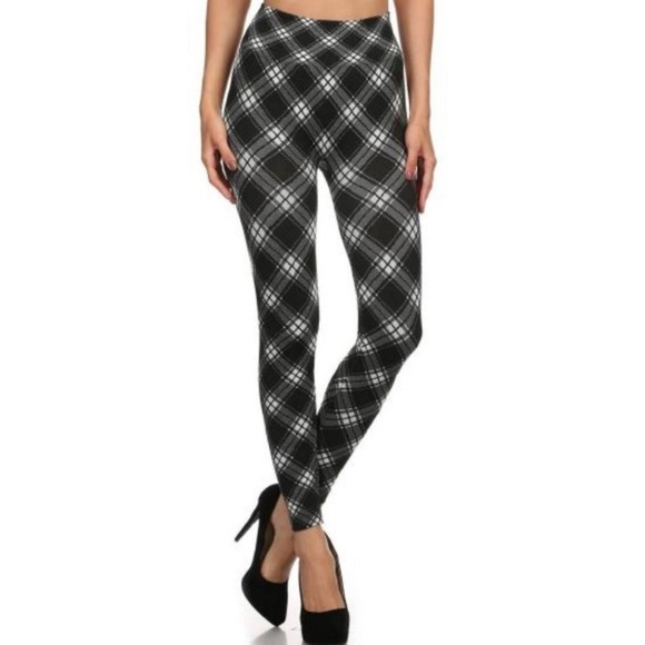 3/$28❤️Plaid, print, seamless body shaping, fleece leggings black, and white - Picture 1 of 3